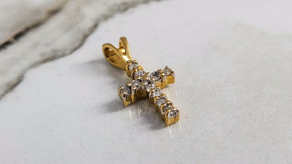 Cruce din aur de 9K cu diamante naturale – gramaj 0,59 gr