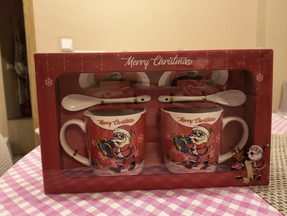 Декорации, чайник, коледен свещник, коледни чаши