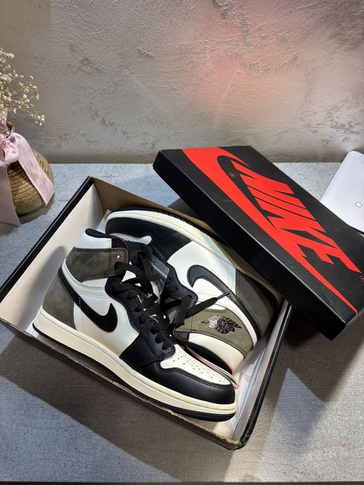 Jordan 1 Dark Mocha, noi nouti, nepurtati