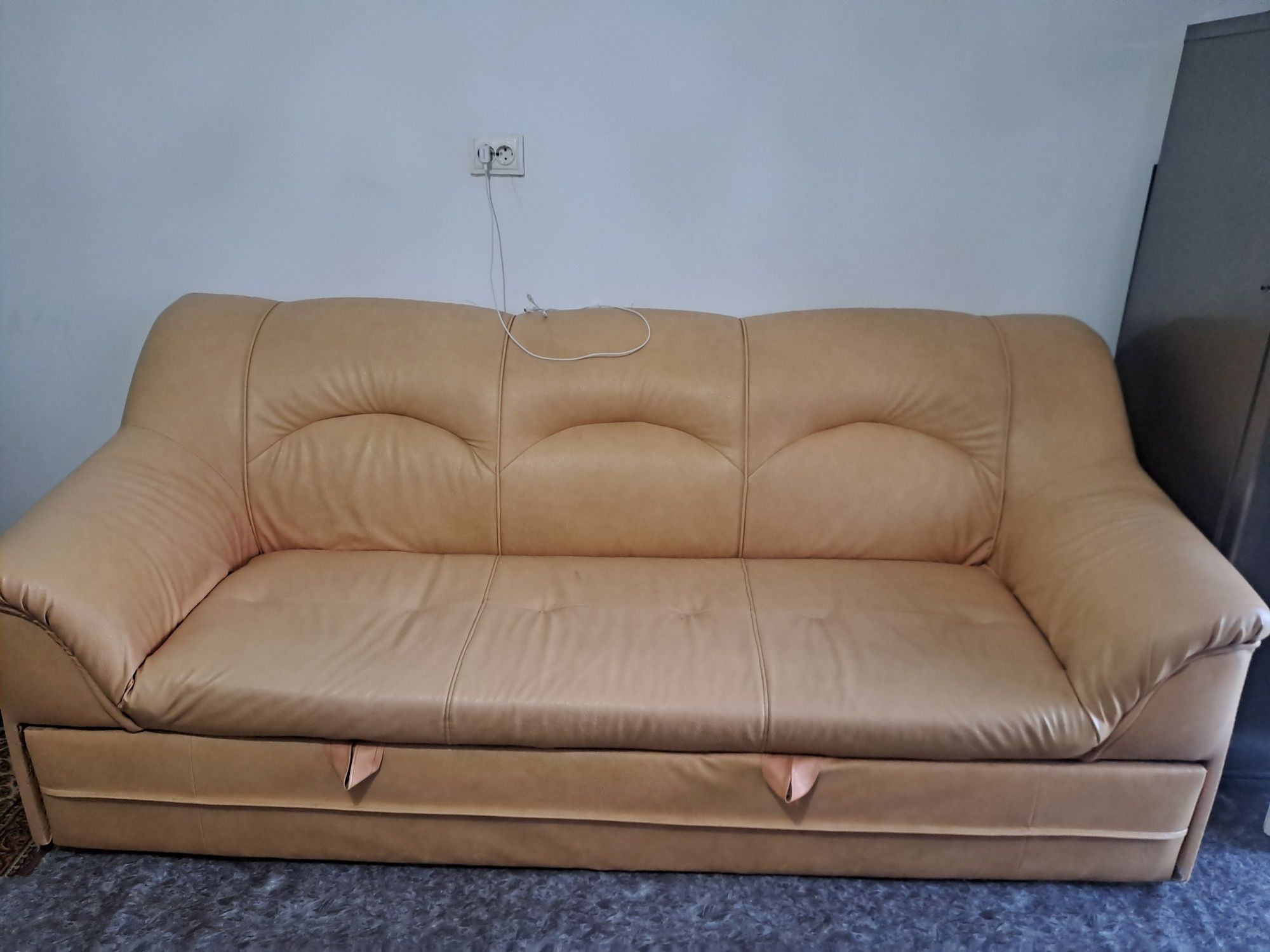 Vând canapea cu doua futoliuri nu are nici un defect sa trage