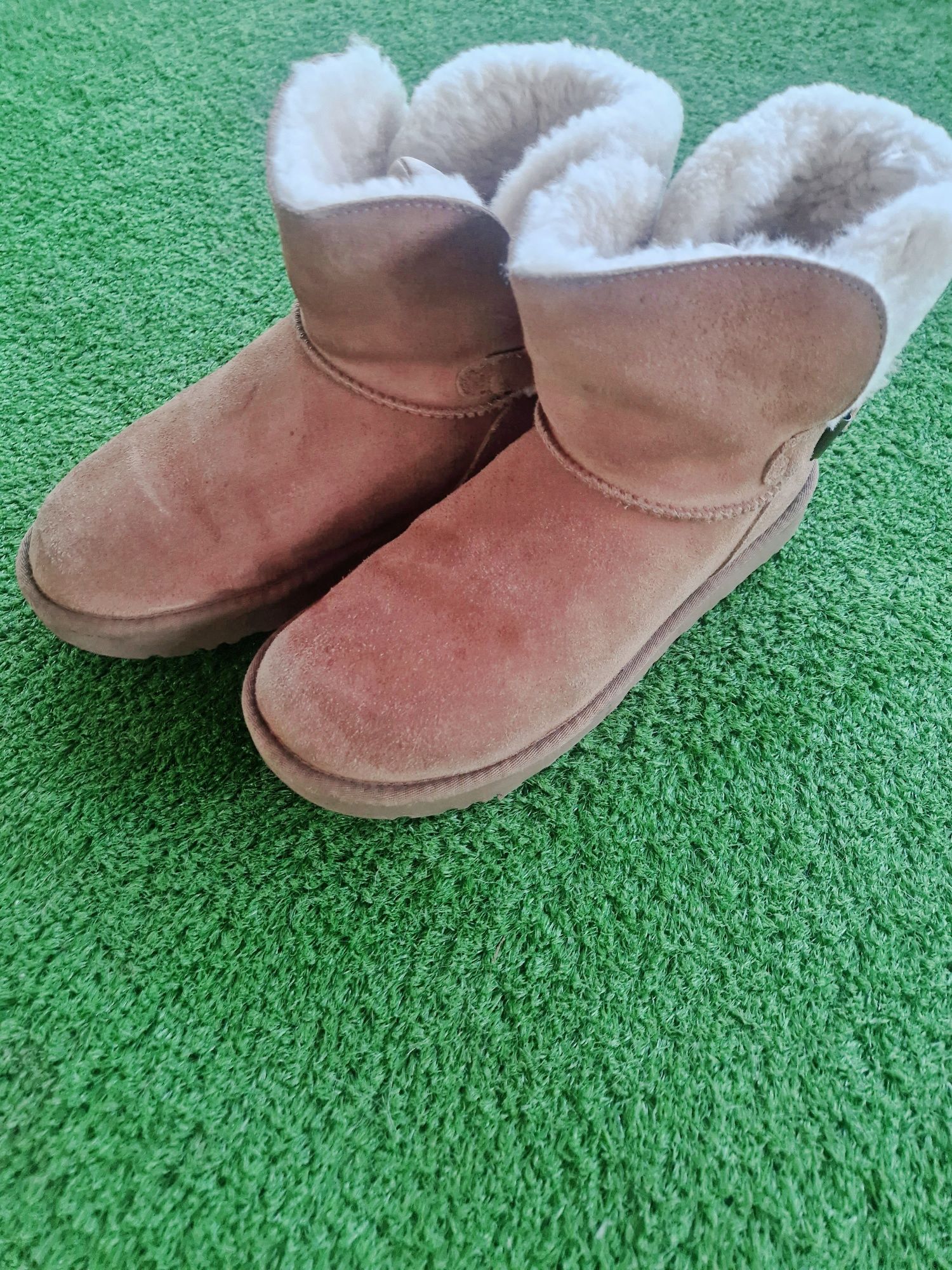 Vand ghete UGG, marime 38, in stare buna.