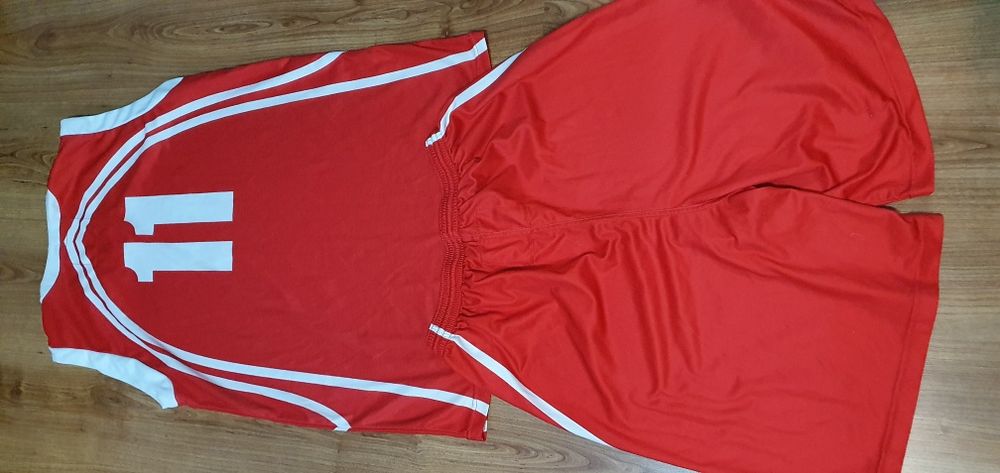 Maieu cu pantaloni scurti pt baschet mărimea M