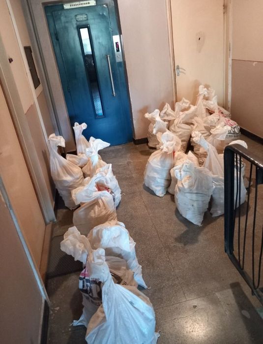 Oferim servicii complete de ridicat moloz debarasari mobiler vechi etc