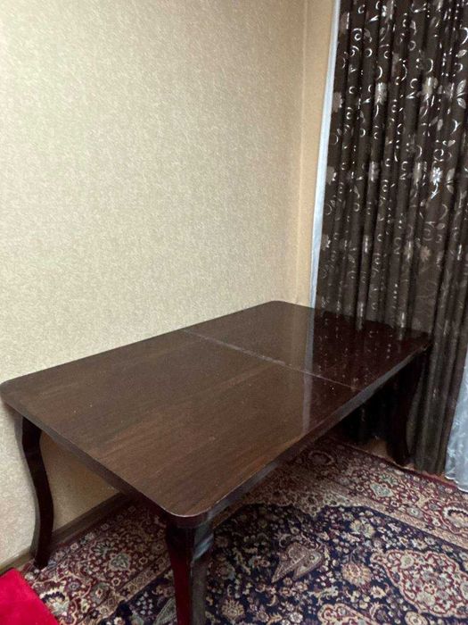 СРОЧНО продается обеденный стол, лакированный.
