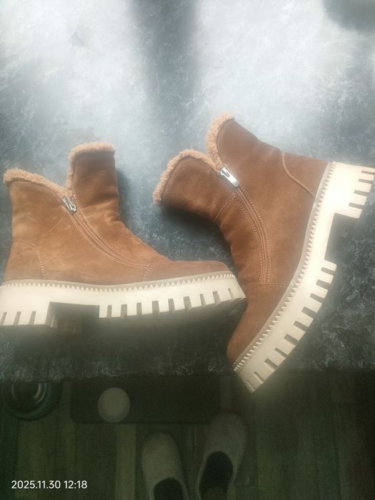 Продам зимние замшевые сапоги 39 р