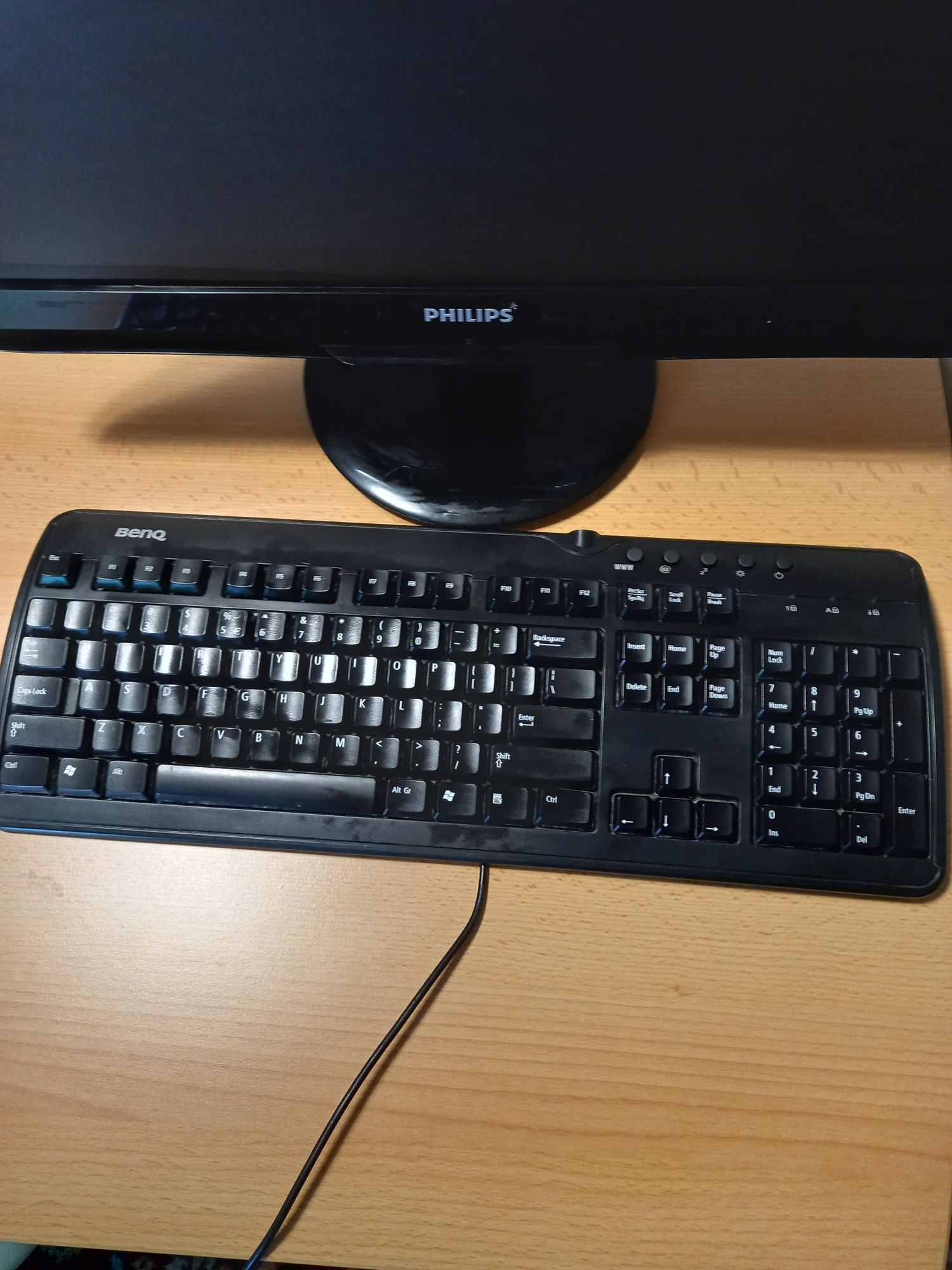 Monitor și tastatură