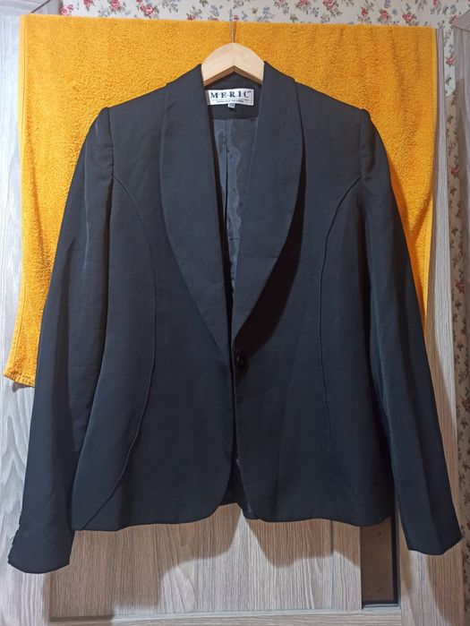 Чёрный женский пиджак классика