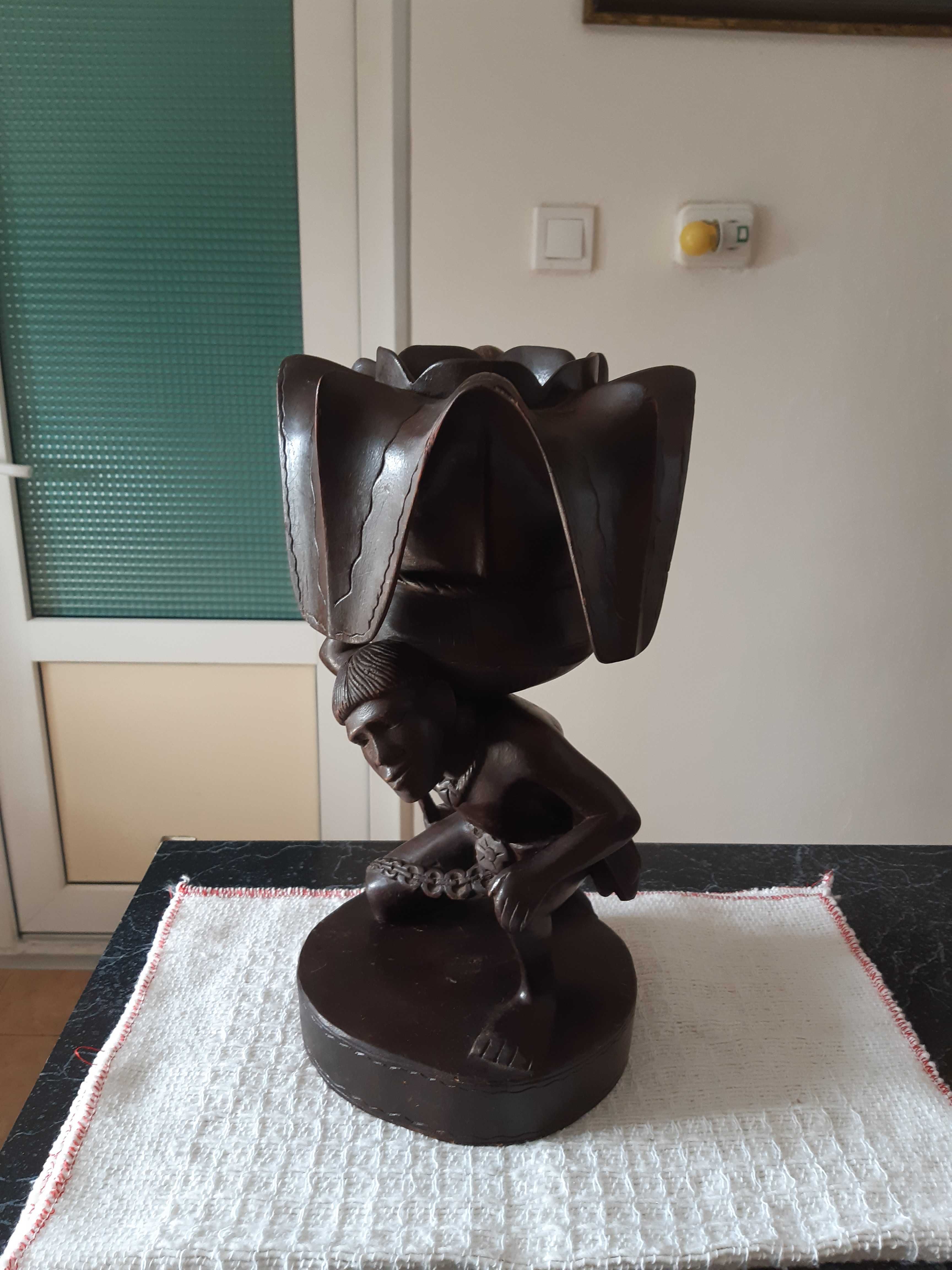 Statueta barbat din lemn usor, inaltime 35cm, cu bol-floare pe cap