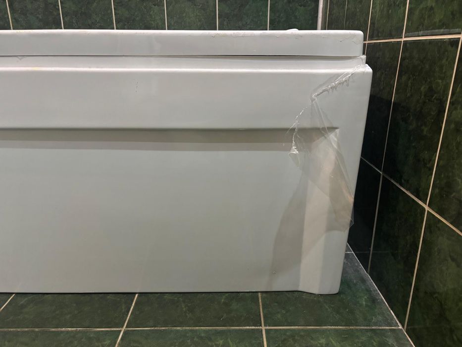 Vană albă aproape noua