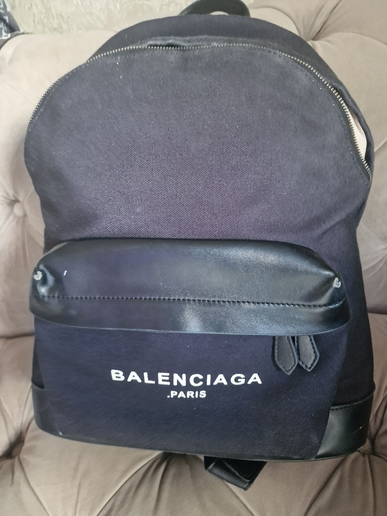 Ghiozdan Balenciaga purtat