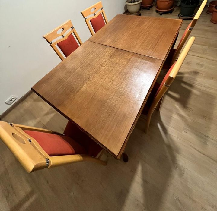 Vând masa cu 5 scaune extensibila