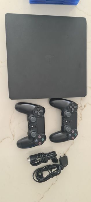 Playstation 4 cu 2 controlere ca si nou