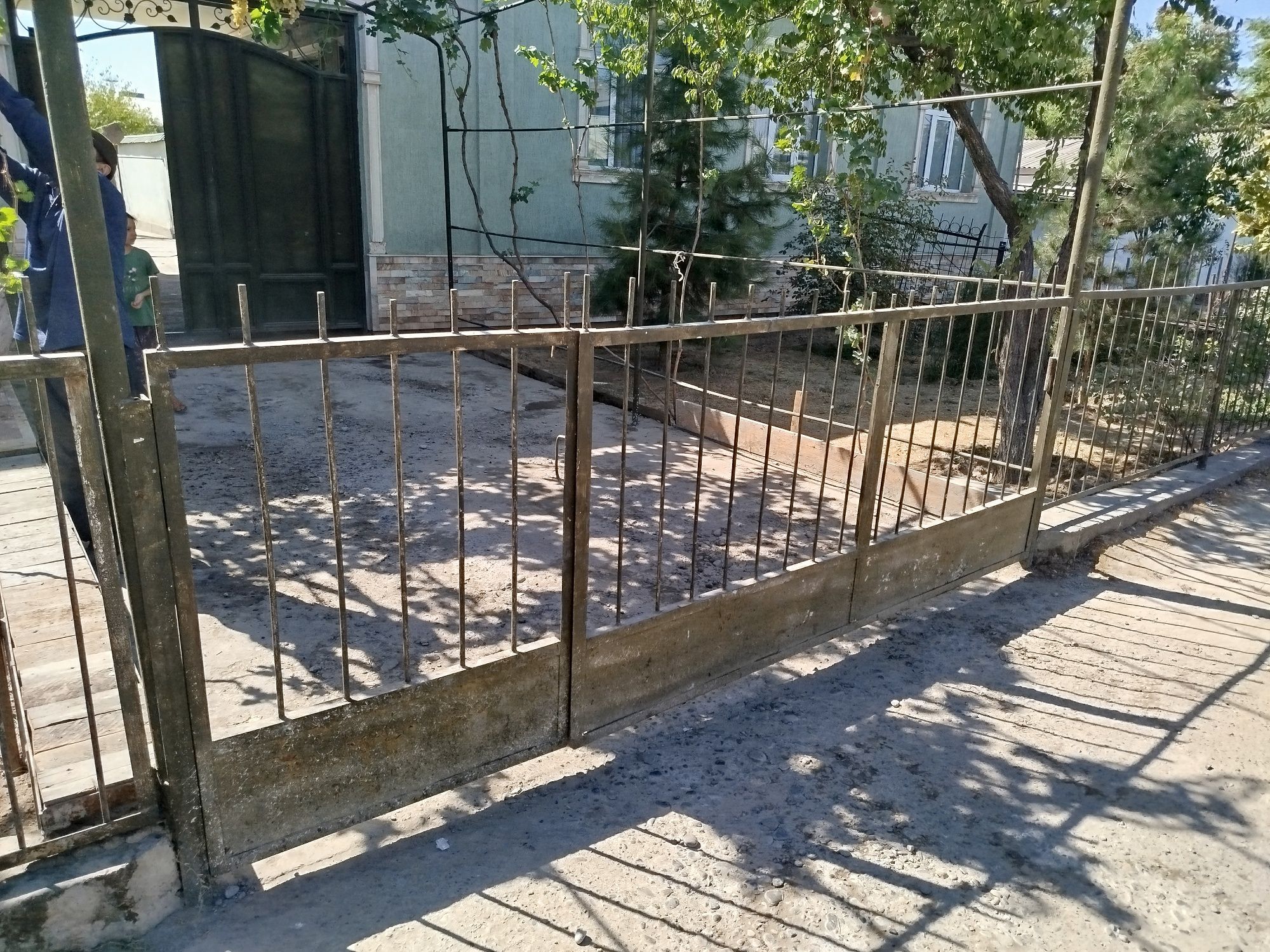 Darvoza reshotka sotiladi