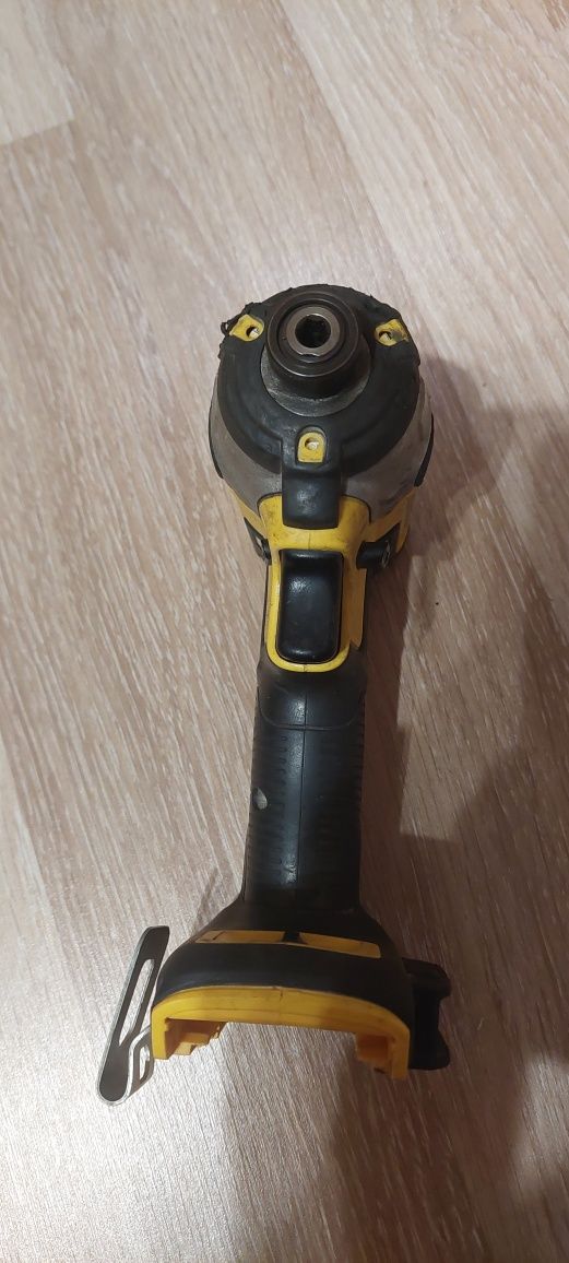Безчетков ударен винтоверт импакт 18v xr DeWALT DCF887.
Използван в пе