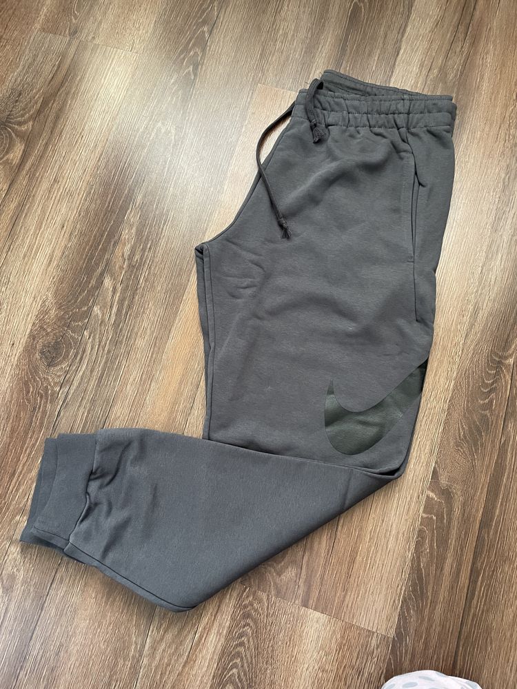 Pantaloni Nike de trening