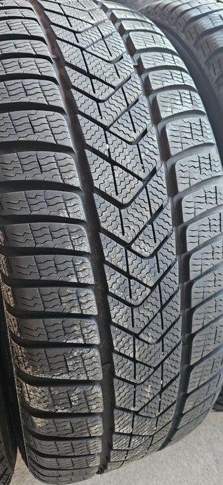 Jante VW 18 Passat 3G B8 R line echip iarna 235 45 18 Pirelli DOT 2023