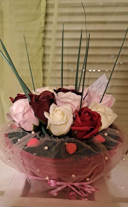 Ръчно изработена-Подаръчна кошница със сапунени рози