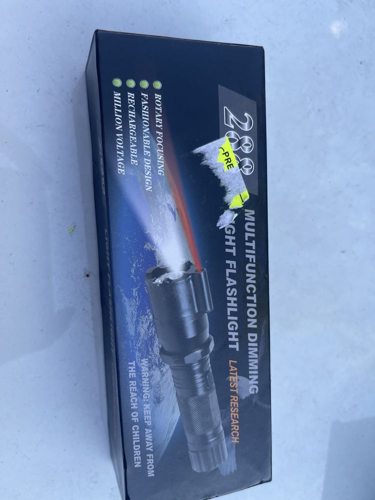 Lanterna cu electrosoc si laser