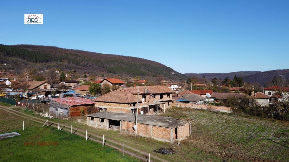 Къща в Габрово, област-с.Кормянско площ 318 цена 85000