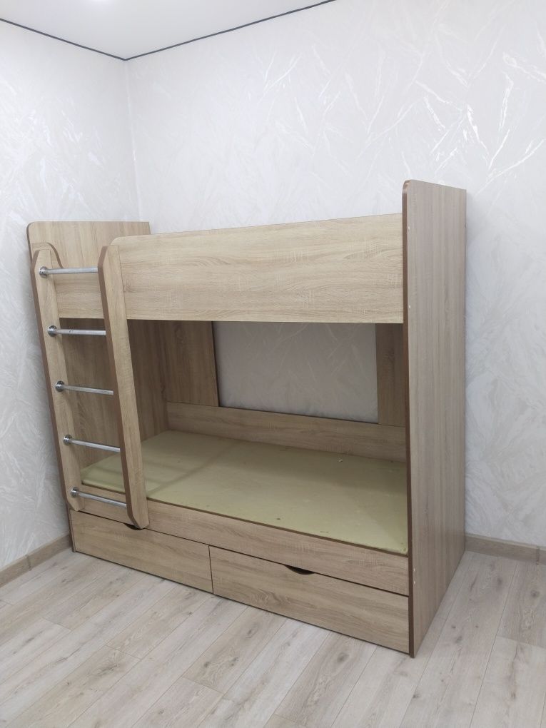 Двухрьяруснаяя  кровать харошем состаянииис одним матрасом