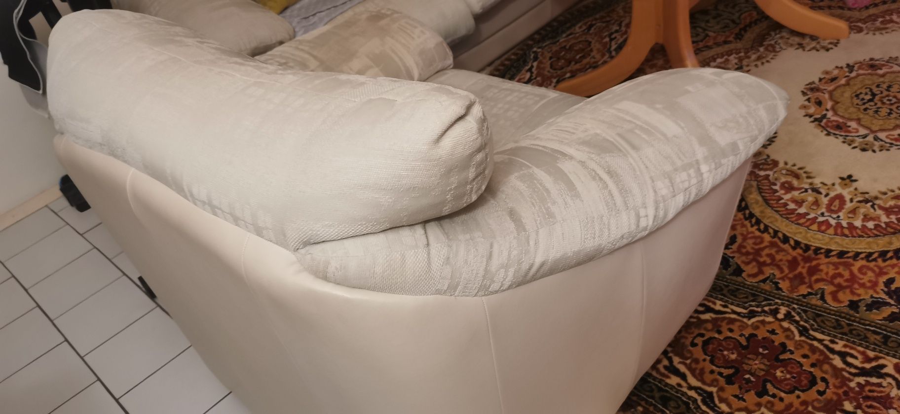 Холна маса от стъкло с хромирани крачета,