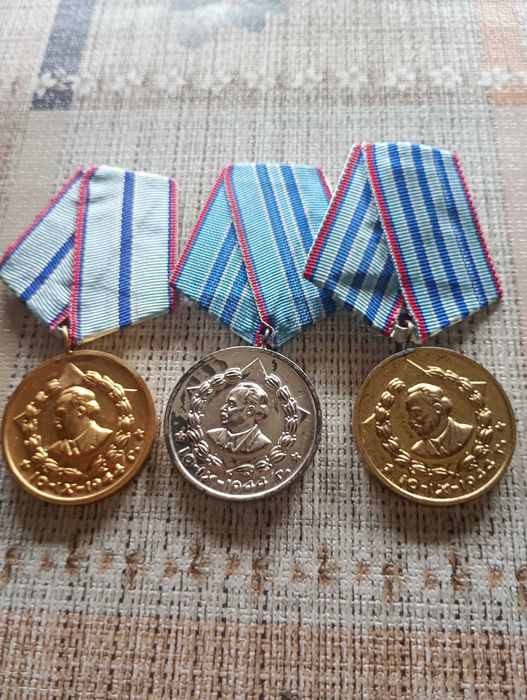 Медали -лот За10,15,и20 годи и Към МВР