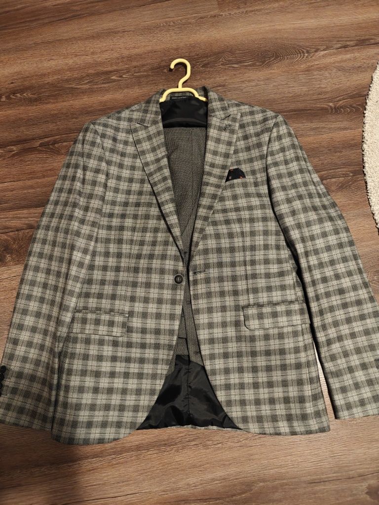 Vând Costum 3 piese