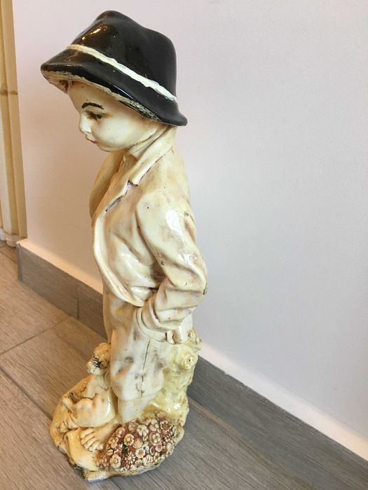 Statueta baiat cu catel