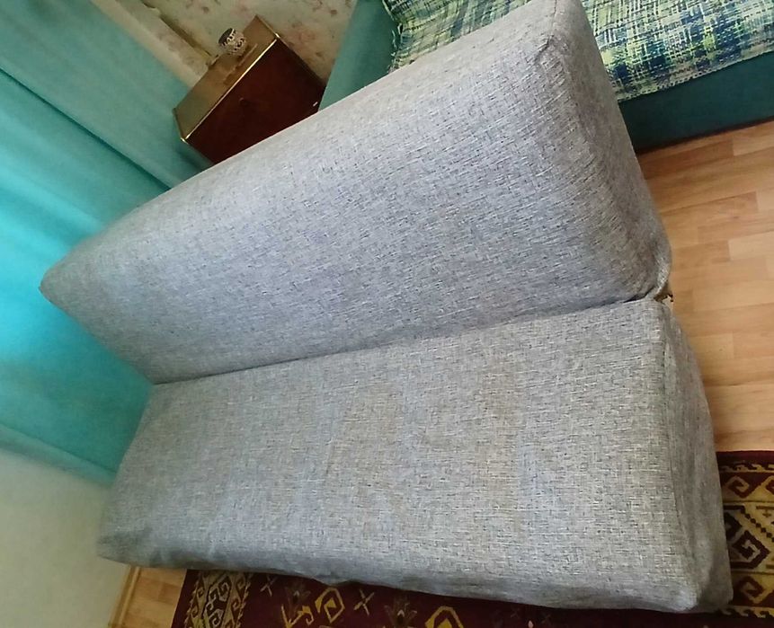 Диван с чехлом и два кресла