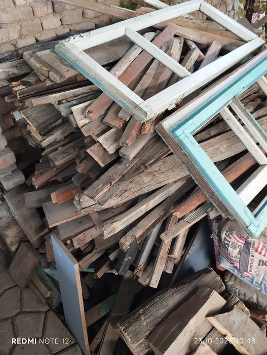 Доски после слома старого дома