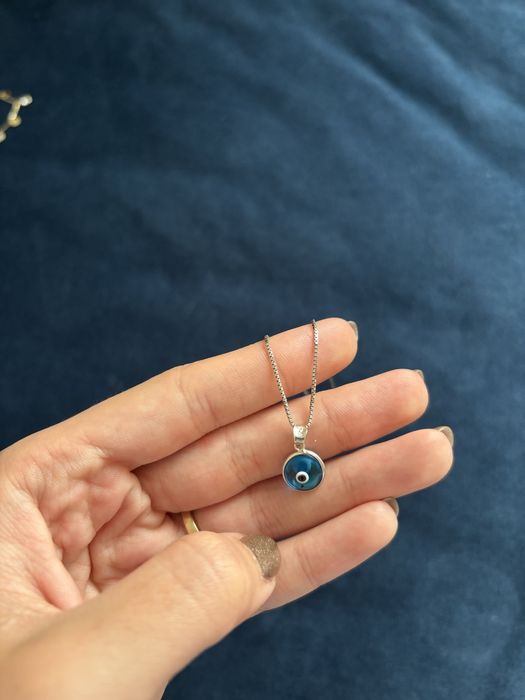 Сребърно колие със синьо око против уроки