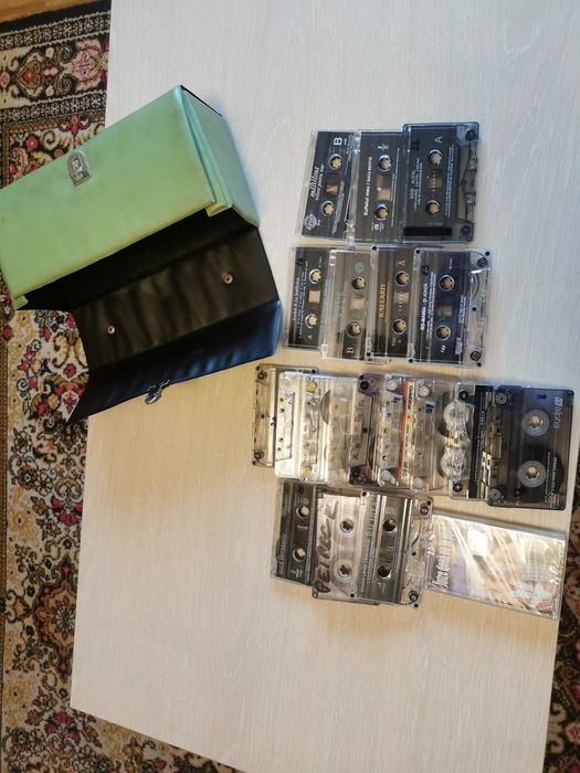 Casetele sunt cu muzica ușoară și populara