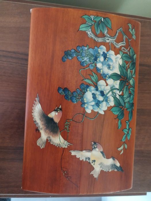 Шкатулки деревянные, фарфоровые.Мельхиоровые  ложки.