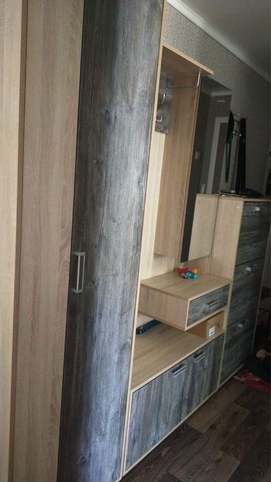 Продам отличный шкаф для прихожей