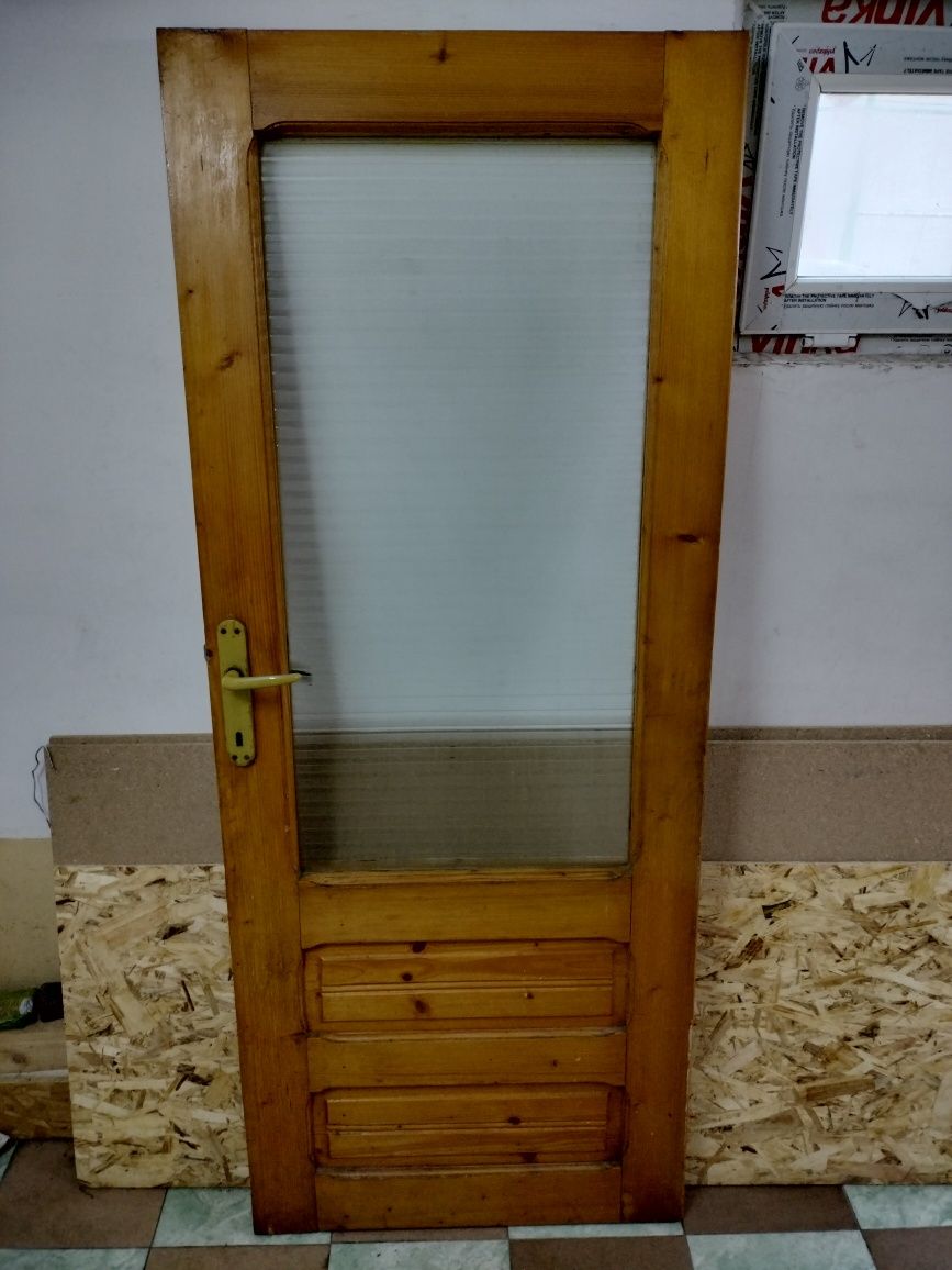 Vând ușa lemn masiv dată cu lac.dimensiuni 74 x 184cm.