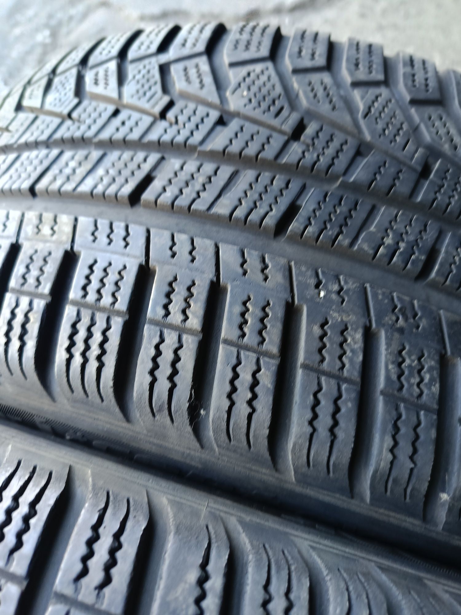 Зимни гуми -17цола -215/45-1бр.-65лв."HANKOOK"