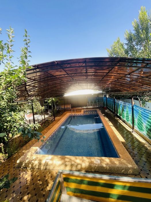 Продаётся дом 6соток все условия для жизни и отдыха большой бассейн