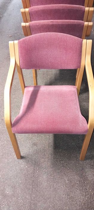 Vand 11 scaune cu cotiere foarte confortabile si stabile