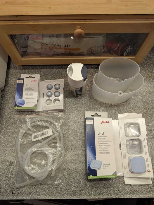 Espressor automat Jura E8 alb