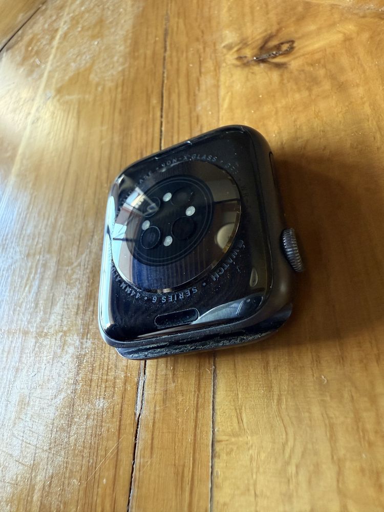 Apple Watch Series 6 44mm с оригинална каишка и зарядно