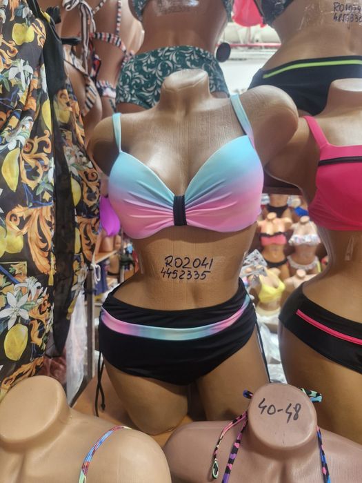 Vând costume de baie