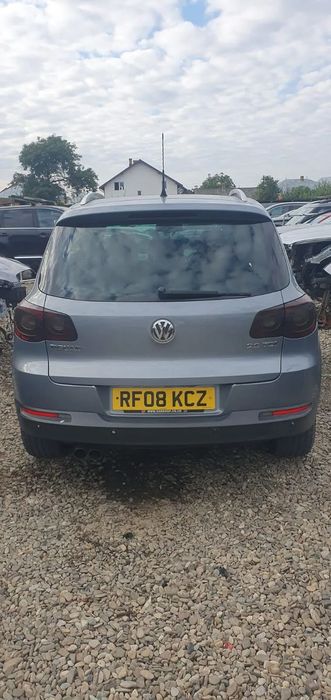 Dezmembrez Vv Tiguan motor 2.0 tdi tip cba cbab 4x4 an 2008 140 cp aripa spate stalp mijloc ornament prag sistem muzica planetara fata spate vas lichid parbriz grup diferential spate cutie transfer amplificator audio galerie admisie dezmembrari piese auto