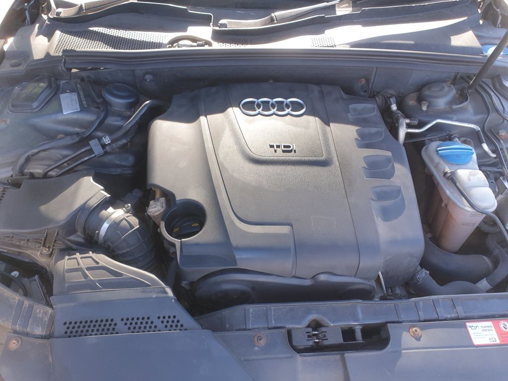 Dezmembram Audi a4 b8 s-line 2.0 tdi cod cag-a an 2010 manual 6+1