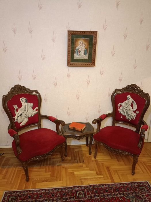 Кресла и масичка "Луи 16-ти" с ръчно бродирани вилерови гоблени.
