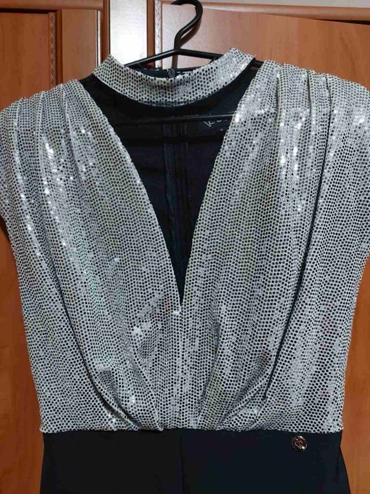 Рокля от нова колекция с черно и бляскаво