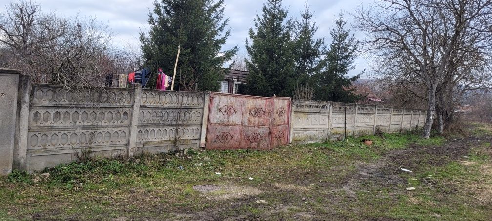 teren intravilan, cu livada si constructie imprejmuit,asfalt,utilitati