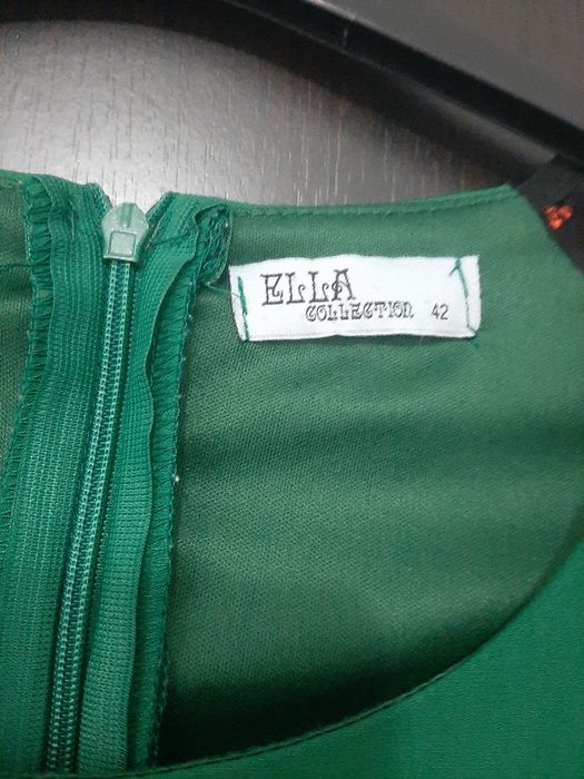 Vând rochie, mărime 42, model deosebit