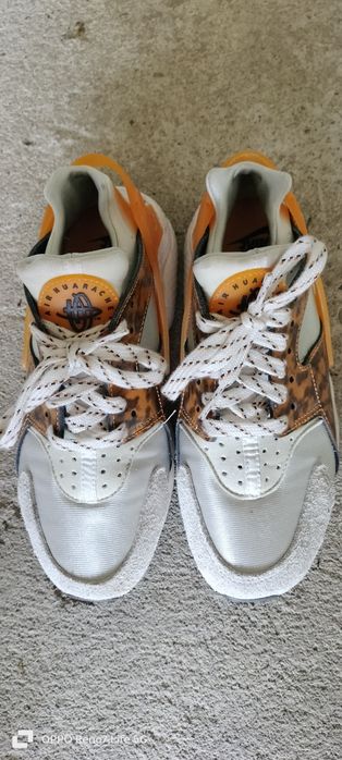 Vând adidași Nike huricane