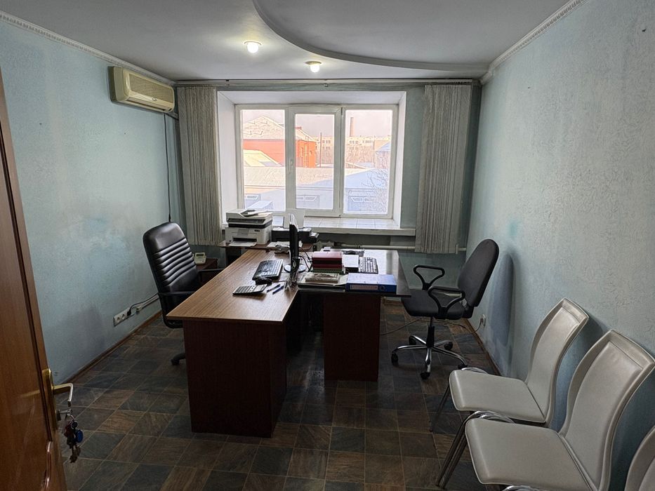 Сдам в аренду место в офисе в центре
