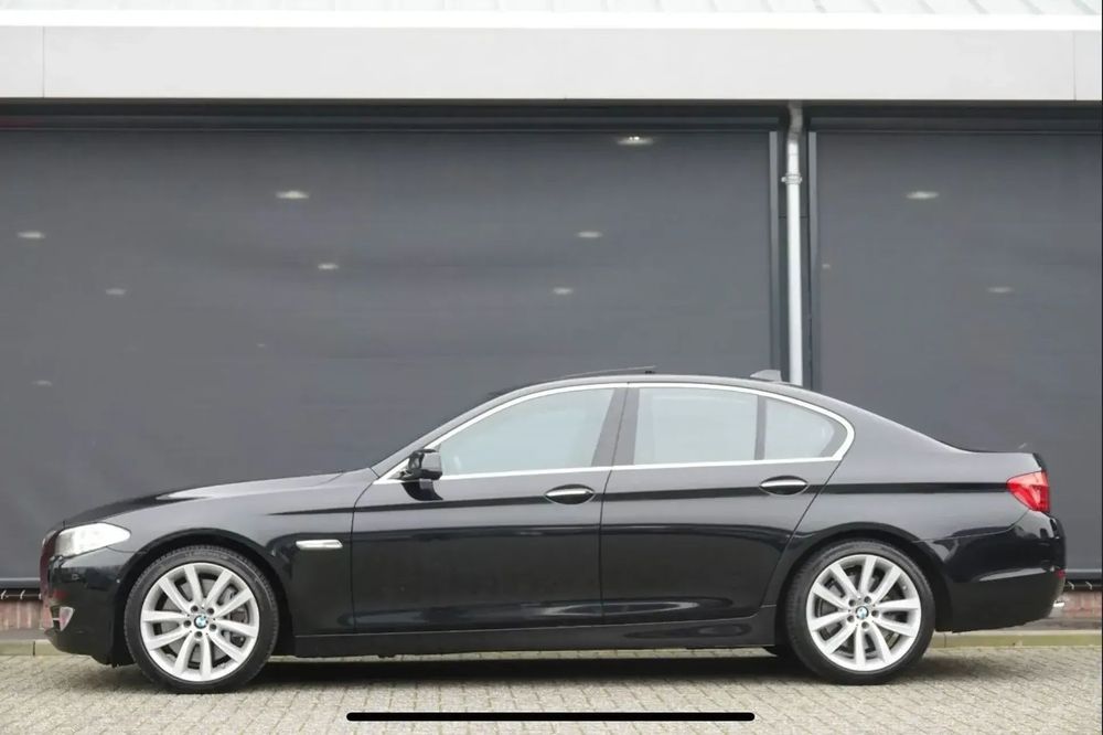 BMW Seria 5 BMW M550i xDrive 4.4 V8, 407 cai - Configurație de excepție